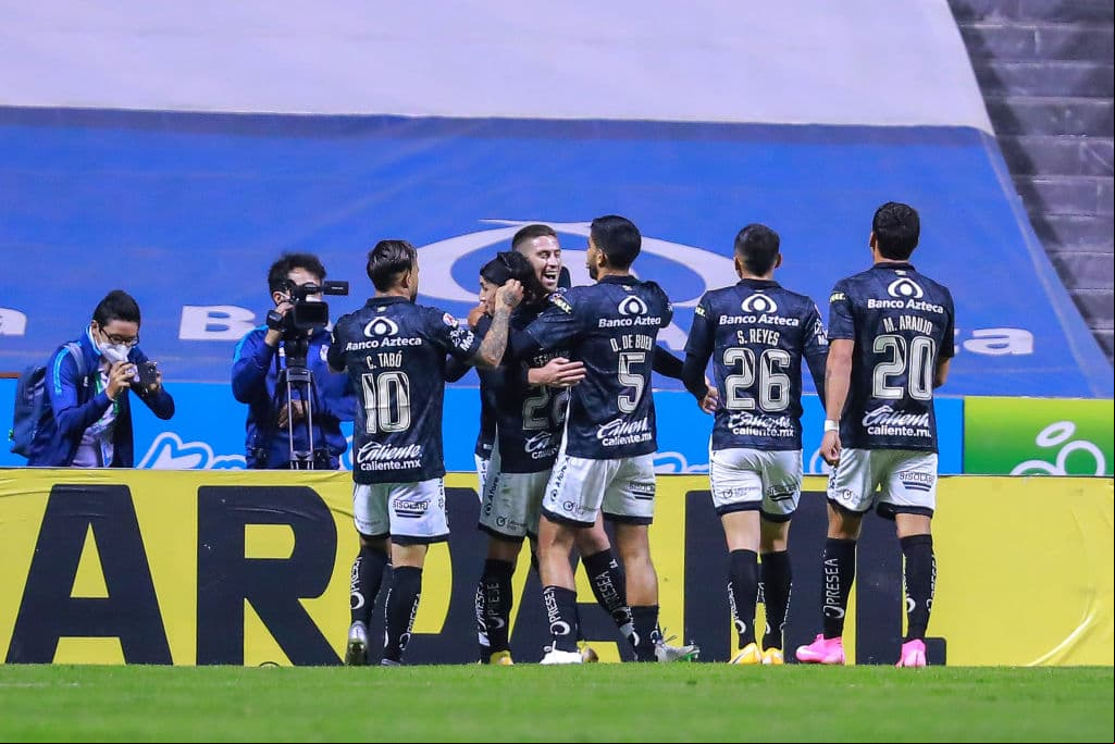 El Rebaño tuvo la primera de peligro en los botines de Oribe Peralta, Jesús Molina cobraba un penal y el gol no llegaba. Ormeño (38’) abrió el marcador con un soberbio testarazo y Miguel Ángel Ponce (47’) emparejó los cartones. En la J2, Puebla y Chivas se medirán a Cruz Azul y Toluca, respectivamente.