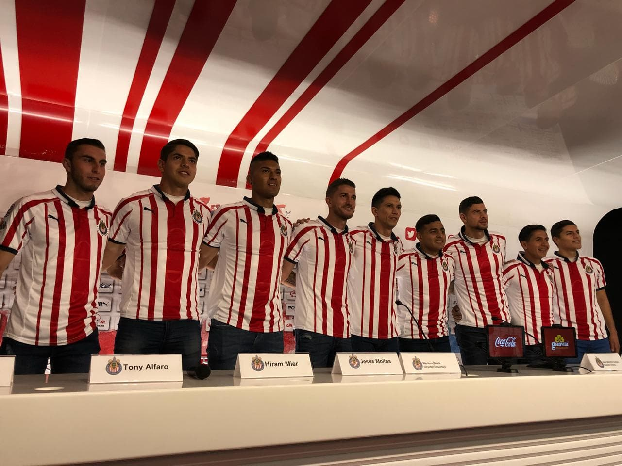 Alexis Vega, Jesús Molina, Hiram Mier, Dieter Villalpando, Luis Madrigal, Tony Alfaro, Carlos Villanueva, Alex Mayorga y Ronaldo Cisneros son los nuevos jugadores de Chivas.