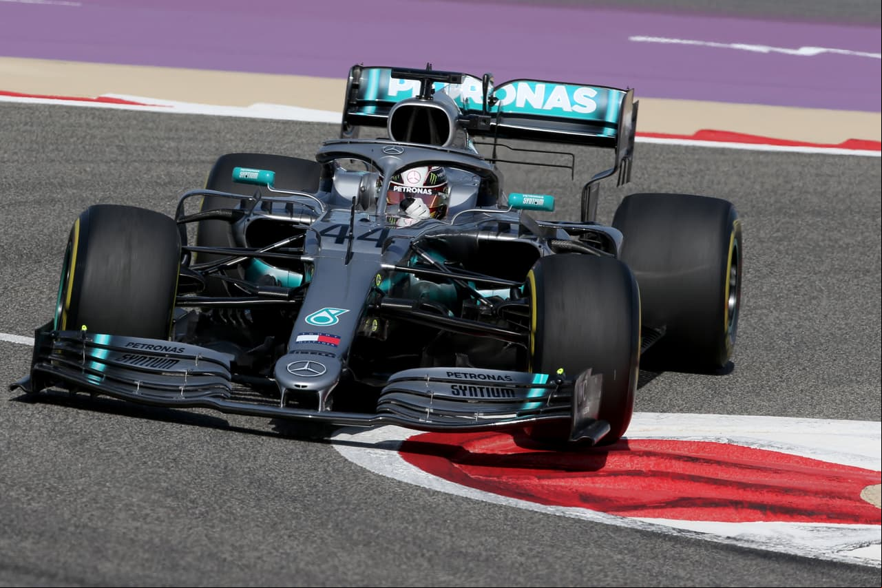 Este viernes el Gran Premio de Bahréin dio inicio con sus primeras dos sesiones de prácticas en las que los autos de Ferrari conducidos por Sebastian Vettel y Charles Leclerc comandaron los tiempos haciendo el 1-2 en ambas, pero alternándose el primer lugar.