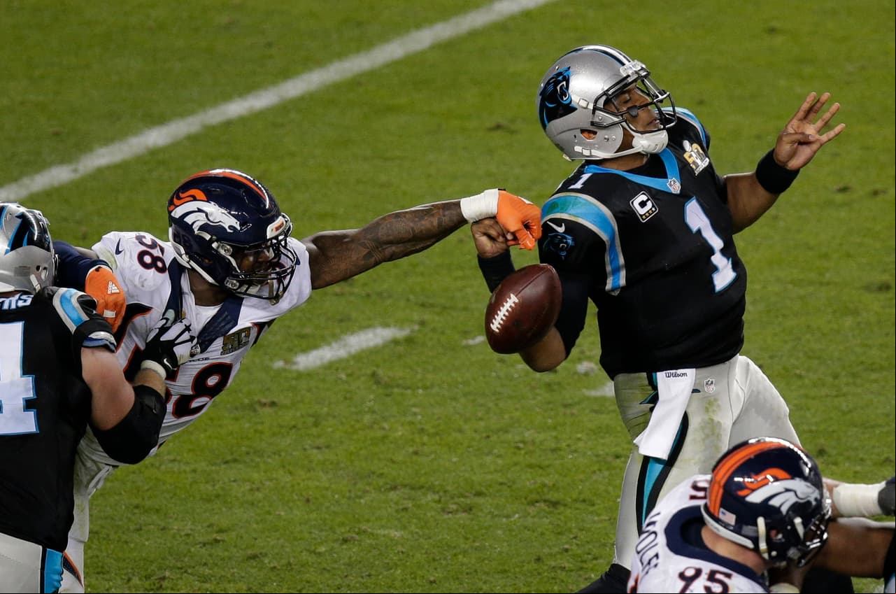 Von Miller nuevamente en acción, provocando otro balón suelto.