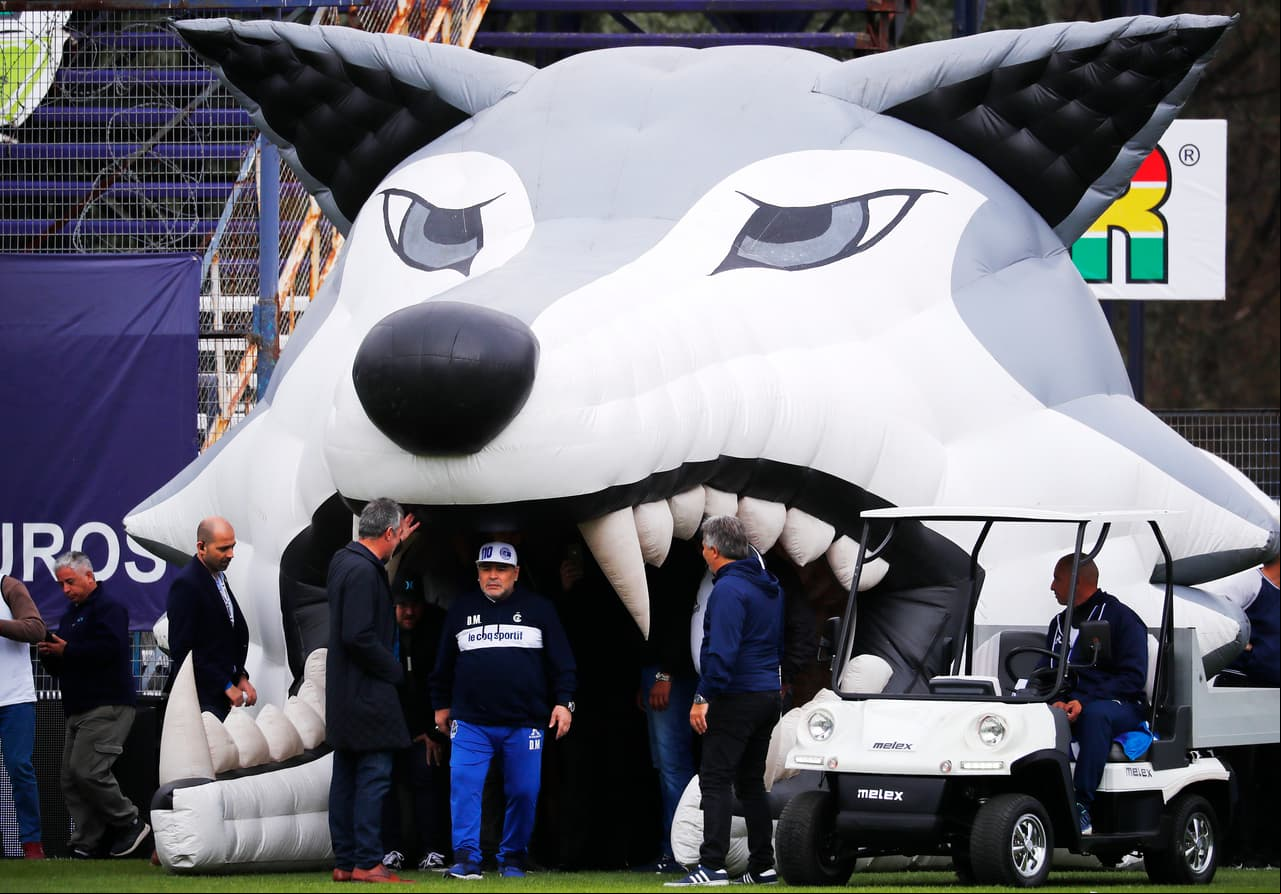 El Lobo cumple 133 años con Maradona como protagonista, pese a la pandemia que azota al mundo.