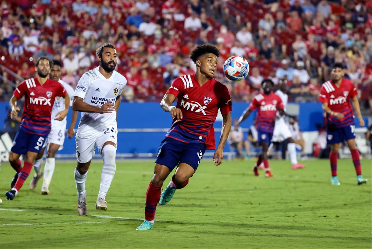 El defensor Justin Che jugó un papel primordial en la goleada 4-0 de FC Dallas sobre LA Galaxy.
<br>