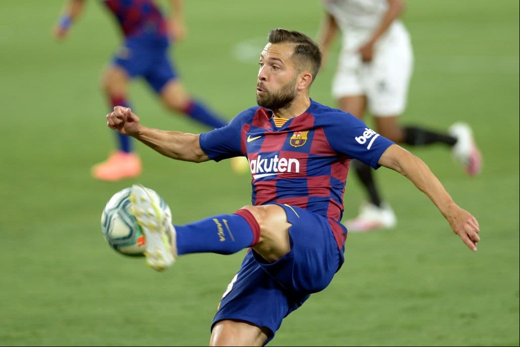 Jordi Alba nos deleita con un tremendo control luego del trazo largo por parte de Ivan Rakitic.