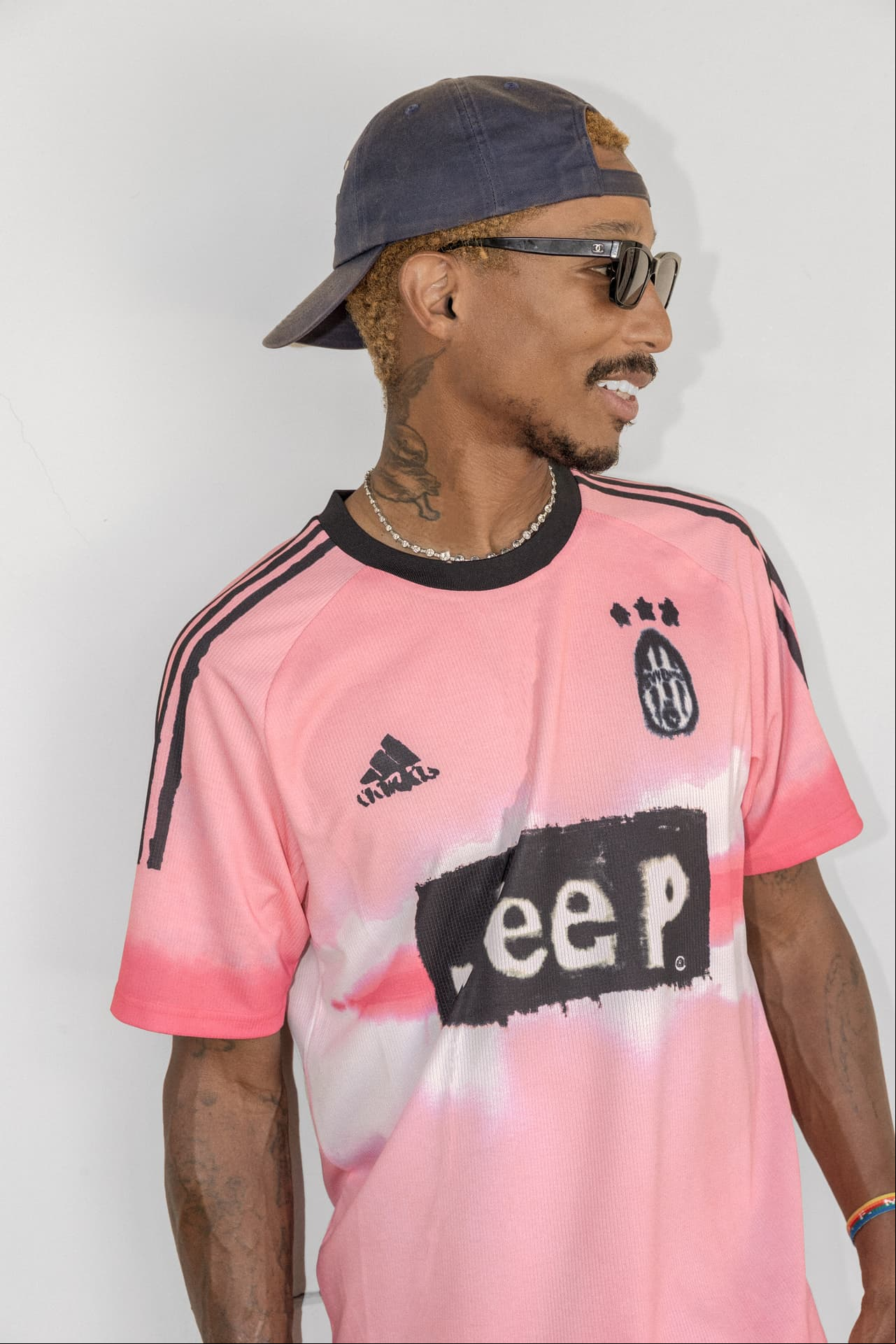 Cada camiseta está pintada a mano en un formato artístico tradicional. Pharrell trabajó en colaboración con el equipo de diseño de adidas para crear camisetas de élite, con lo mejor de la tecnología.