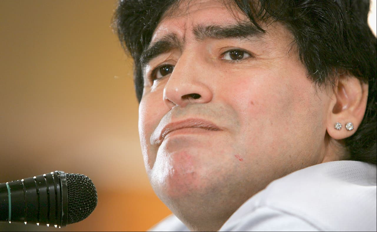 2004: Fue un año muy agitado en la salud de Maradona, ya que fue internado dos veces, una por problemas de salud en marzo y la segunda en mayo para iniciar otra rehabilitación.
