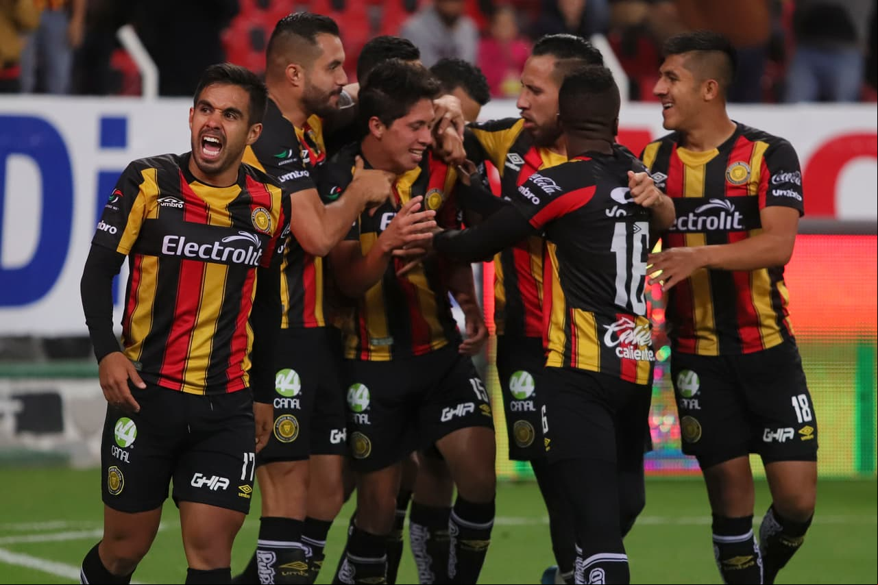 Un auténtico golazo inauguraba el marcador a favor de la víctima, del equipo desfavorecido y para beneplácito de los locales, los Leones Negros aventajaban 1-0.