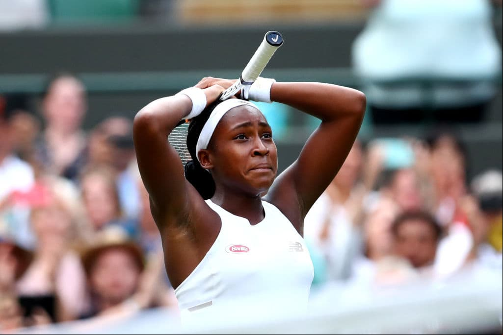 Luego de un breve saludos, estrechando sus manos, y un fugaz cruce de palabras en la red con Williams, Gauff se arrodilló en su lado de la cancha, al lado de la silla, donde lloró sin freno. En las gradas, su padre, brincaba de felicidad en su asiento.