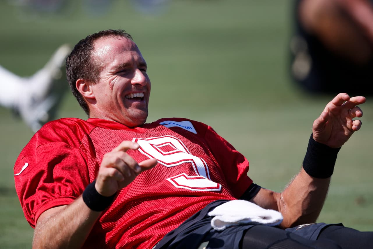 2) 
<b>Drew Brees, New Orleans Saints</b>. En 2017 impuso el récord de mayor porcentaje de pases completos (72%) en una temporada, pasó de las 4 mil yardas. Tiene 39 años y nada parece detener a Brees. Nada.