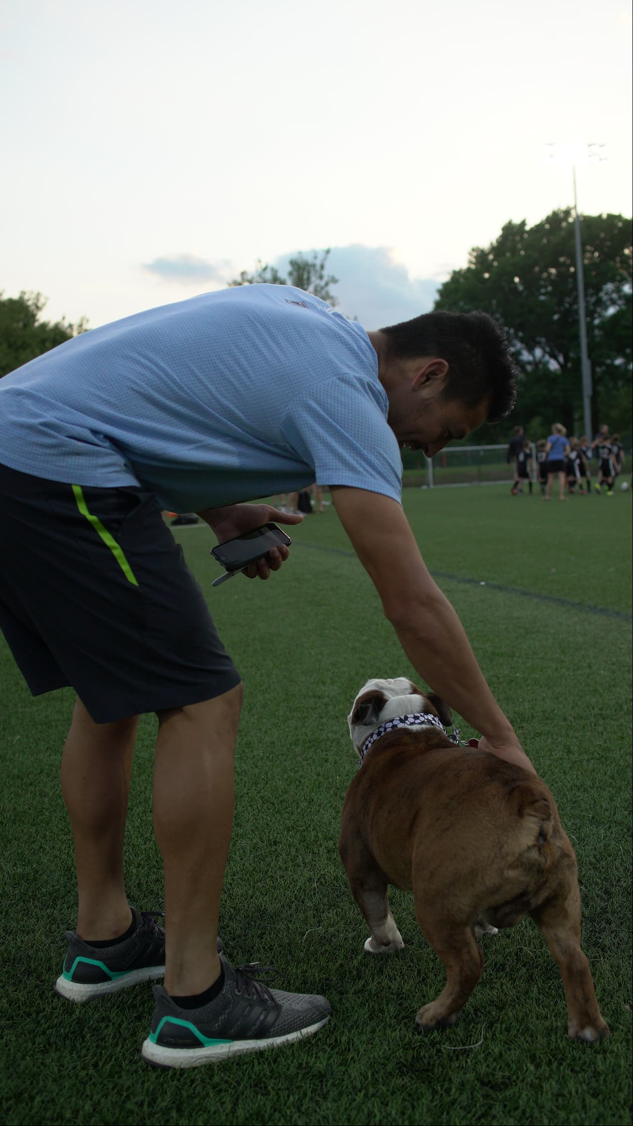 Chulo, mascota de Roger, es su apoyo y compañía. Es famoso en redes sociales por saber andar en patineta.