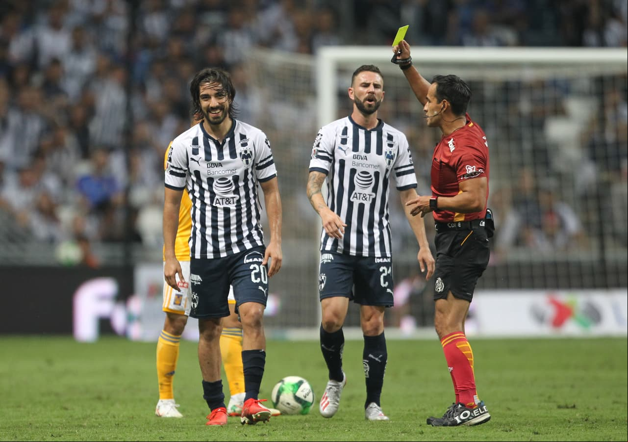 Mientras Rodolfo Pizarro recibe aquí un cartón preventivo, en total el árbitro central del cotejo sacó un total de ocho tarjetas, aunque nunguna roja.