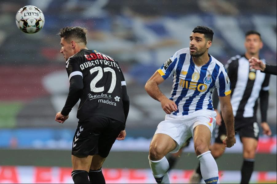 El Porto, con goles de Sergio Oliveira y Moussa Marega, se impone ante el Nacional durante la décima jornada de la Primeira Liga de Portugal. El mexicano Jesús 'Tecatito' Corona salió al 78' tras recibir un duro golpe.