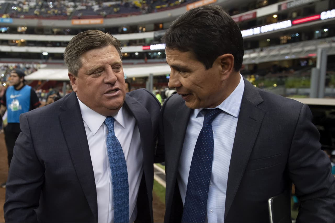Saludo discreto pero generoso entre Miguel Herrera y Alfonso Sosa.