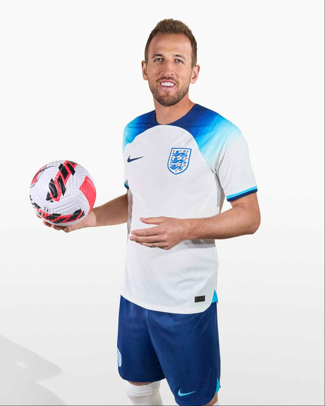 INGLATERRA, LOCAL. Las distintas marcas patrocinadoras se han lucido con los diseños para el Mundial Qatar 2022.