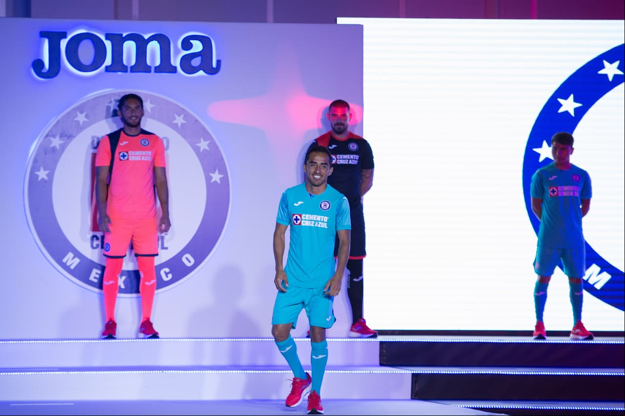 La noche del martes fueron presentados los nuevos uniformes del Cruz Azul. La Máquina usará de nuevo las prendas de la marca española Joma, tal y como lo hizo en el Clausura 2019. Las nuevas equipaciones del equipo celeste lucen muy bien y es altamente probable que resulten del completo agrado de la exigente afición cementera. Échenle un vistazo a las nuevas camisetas del equipo azul.
