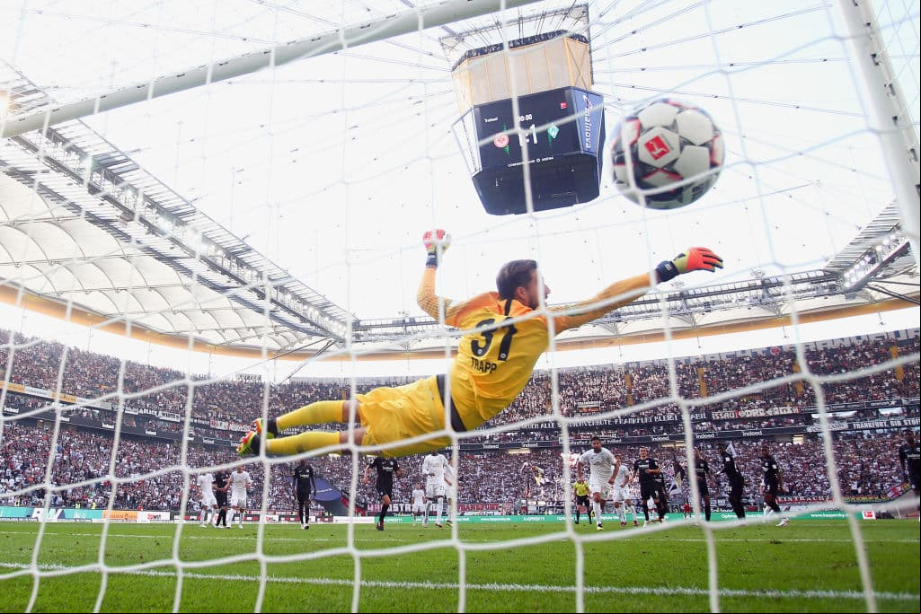 La estirada del arquero Kevin Trapp fue insuficiente para evitar la derrota del Eintracht.