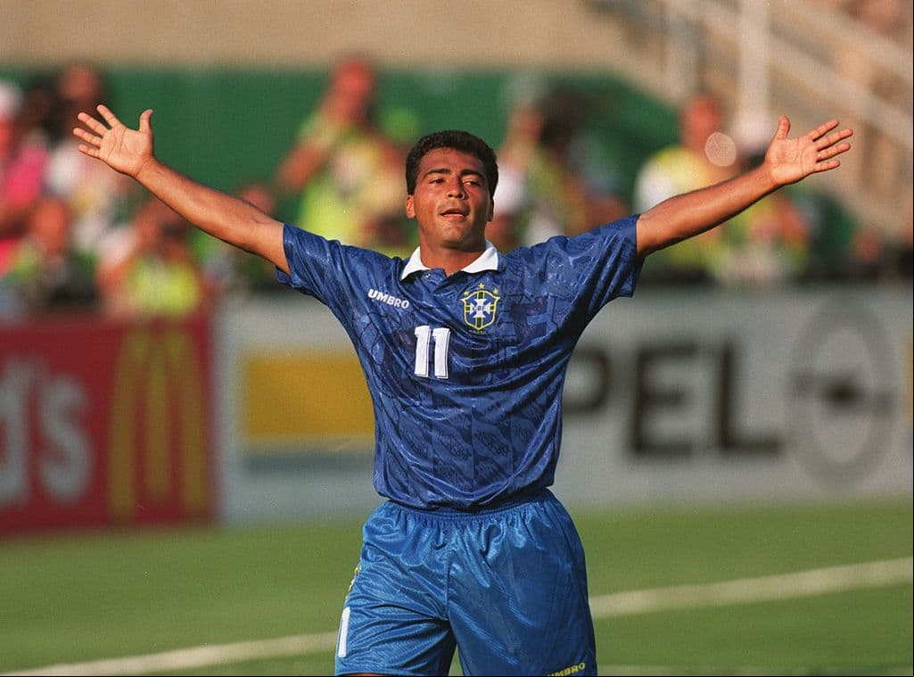 Otra bestia del futbol brasileño tenía que aparecer en la lista y Romario, la leyenda viva logró superar a Pelé y terminó anotando 772 goles oficiales.