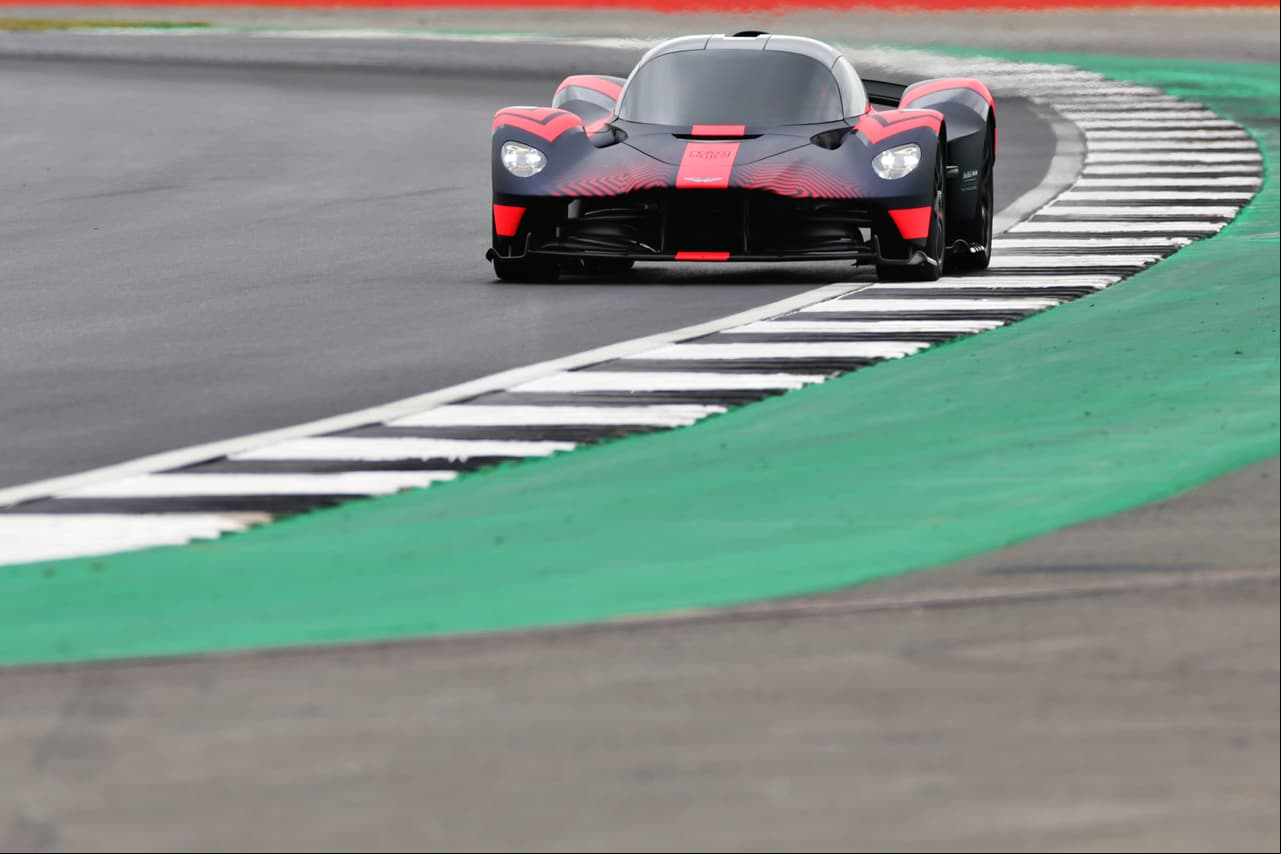 Los autos de Mercedes volvieron a marcar los puntos altos este sábado en la clasificación del Gran Premio de Gran Bretaña en donde Valtteri Bottas log´ro el primer lugae y Lewis Hamilton el segundo. En tercera posición saldrá Charles Leclerc, mientras que Sergio Pérez no pasó de la Q2 y saldrá en la casilla 15.