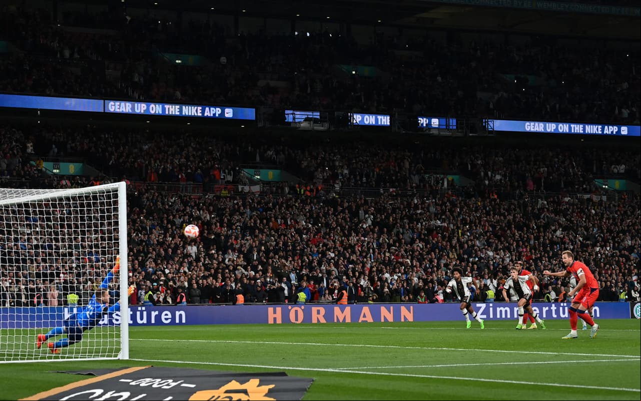 La escuadra Azzurra superó a Hungría por el pase al Final Four de la UEFA Nations League al ganar 0-2 de visitante; ingleses y alemanes empataron 3-3 en Wembley.