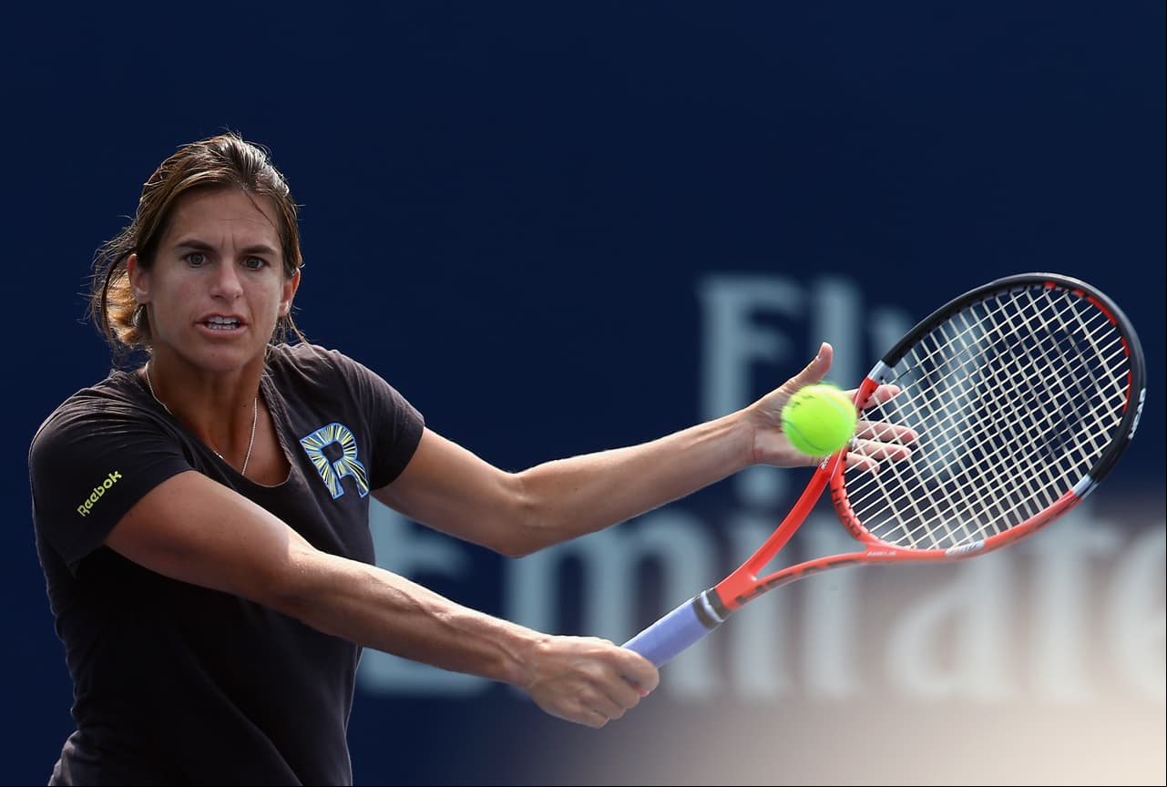 La tenista sa Amelie Mouresmo reveló su homosexualidad a sus 19 años, en 1999, durante una conferencia de prensa con miras al Australian Open. Eso no afectó la relación que la jugadora, que llegó a ser número uno mundial, tuvo con sus patrocinadores.