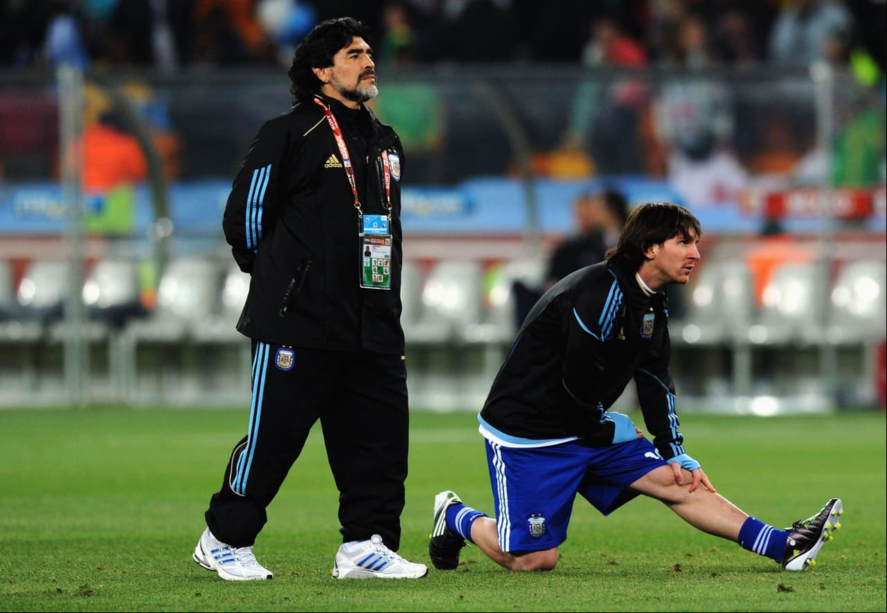 Maradon sería director técnico de Argentina desde 2008 y lo clasificaría al Mundial de Sudáfrica en 2010. Con Lionel Messi en la nómina, el equipo argentino llegaría hasta cuartos de final, en donde caerían goleados 4-0 por Alemania.