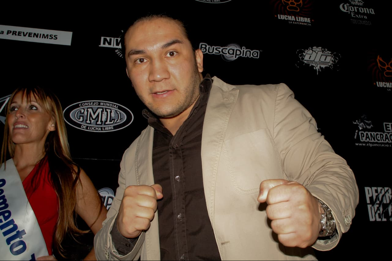 El 22 de Marzo la lucha libre mexicana se estremeció con el fallecimiento de Pedro Aguayo, conocido como 'el Hijo de Perro Aguayo', la estrella de los cuadriláteros falleció a los 35 años luego de recibir un golpe en el cuello durante un combate provocándole traumatismo cervical.
