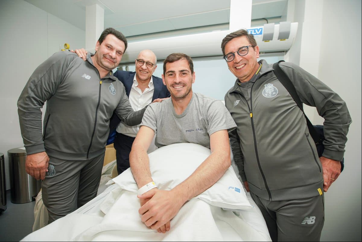 El cuerpo técnico del Porto visitó a su arquero titular que lleva dos días hospitalizado tras un infarto.