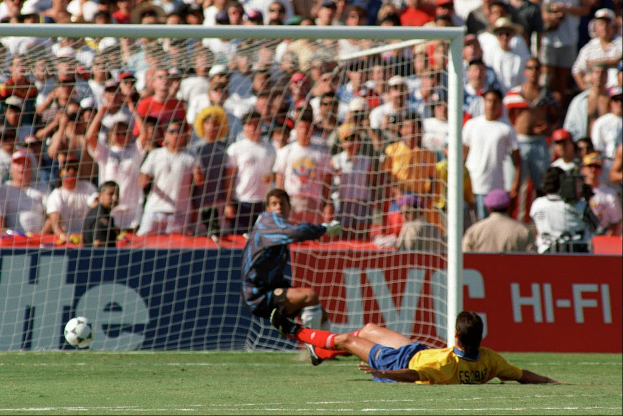 La historia de Andrés Escobar es harto conocida: el zaguero colombiano anotó un gol en propia puerta en Estados Unidos 1994 y el dos de julio falleció acribillado en el estacionamiento de una discoteca en Medellín.