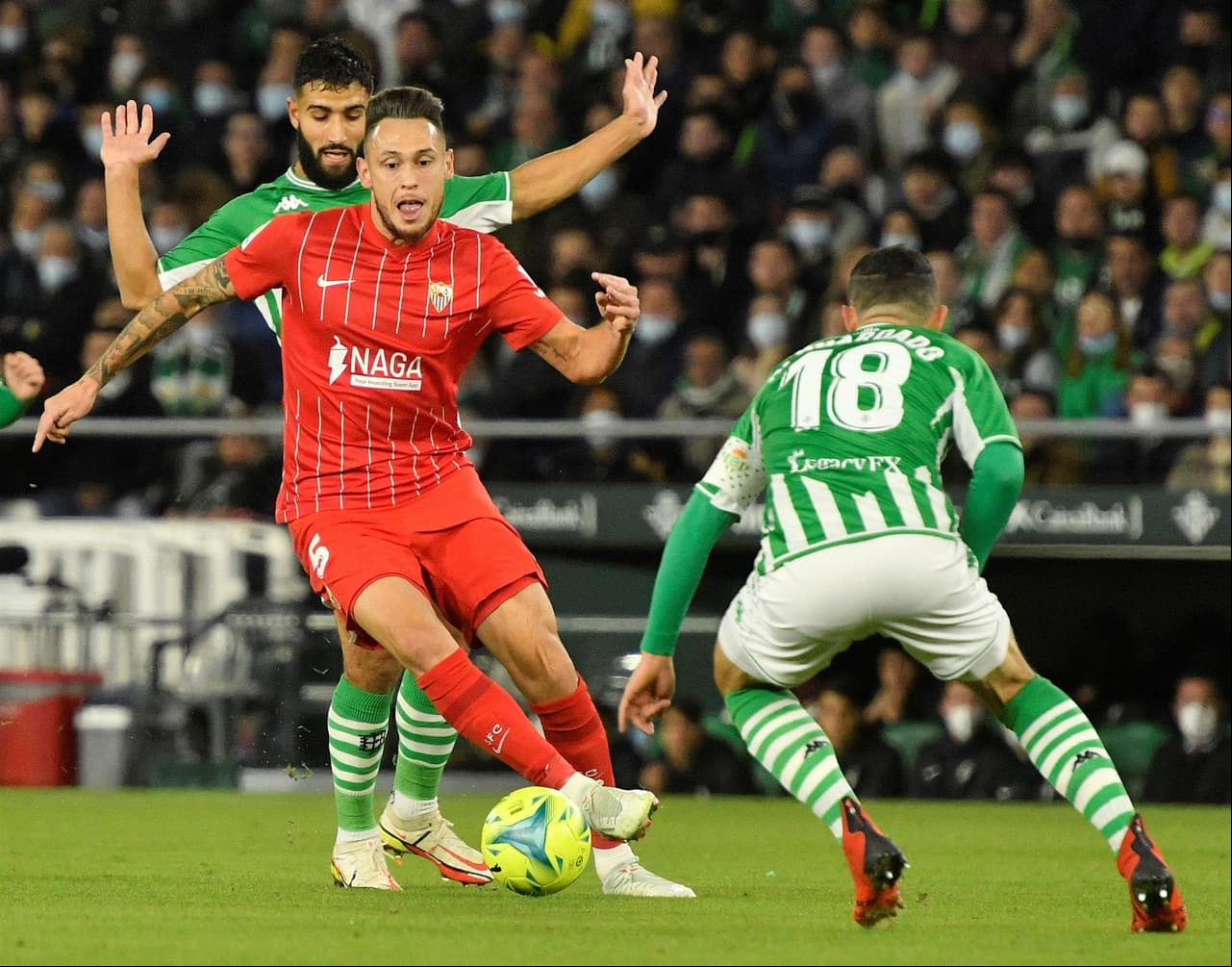 Sevilla se impone al Real Betis como visitante con marcador de 2-0. Marcos Acuña hizo el primer tanto al 55', mientras que Héctor Bellerín de los béticos, le dio el segundo al 81'. Andrés Guardado jugó 62 minutos del encuentro.