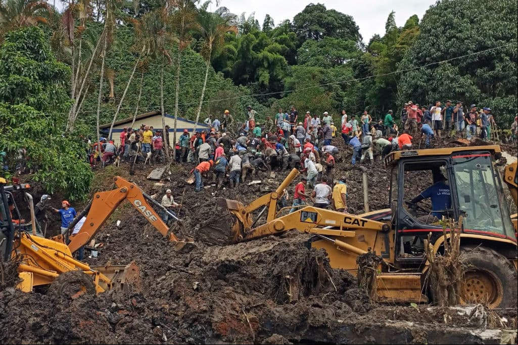 Deslizamiento de tierra sepulta una escuela en Colombia y hay niños atrapados