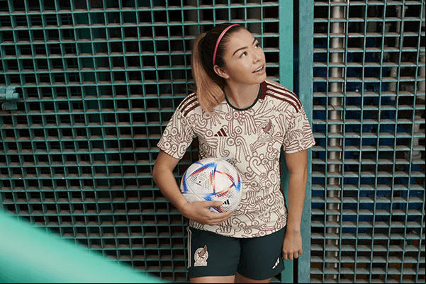 Este diseño que conjunta la tecnología con la historia de México en su cultura con tintes prehispánicos para la playera de visitante de México para el Mundial Qatar 2022 luce espectacular.