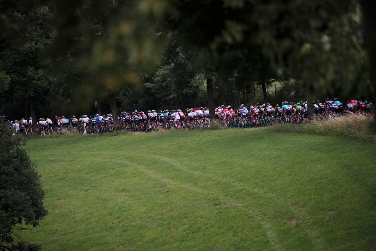 Entre naturaleza, colorido y competencia, el Tour de Francia le entrega postales de deporte al mundo.