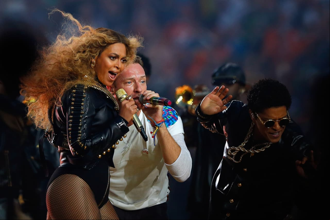 Disfruta de más imágenes del Medio tiempo del Super Bowl 50.