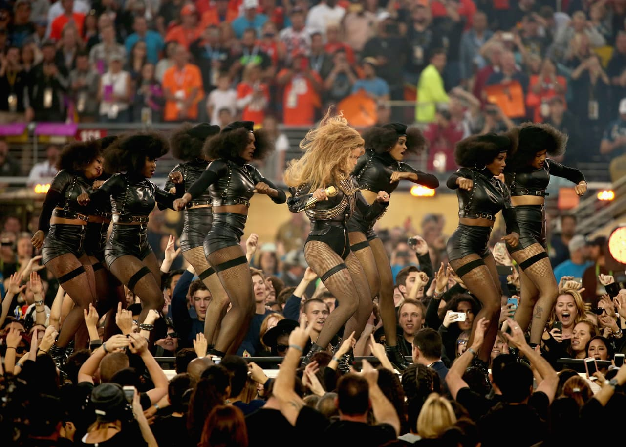 Disfruta de más imágenes del Medio tiempo del Super Bowl 50.