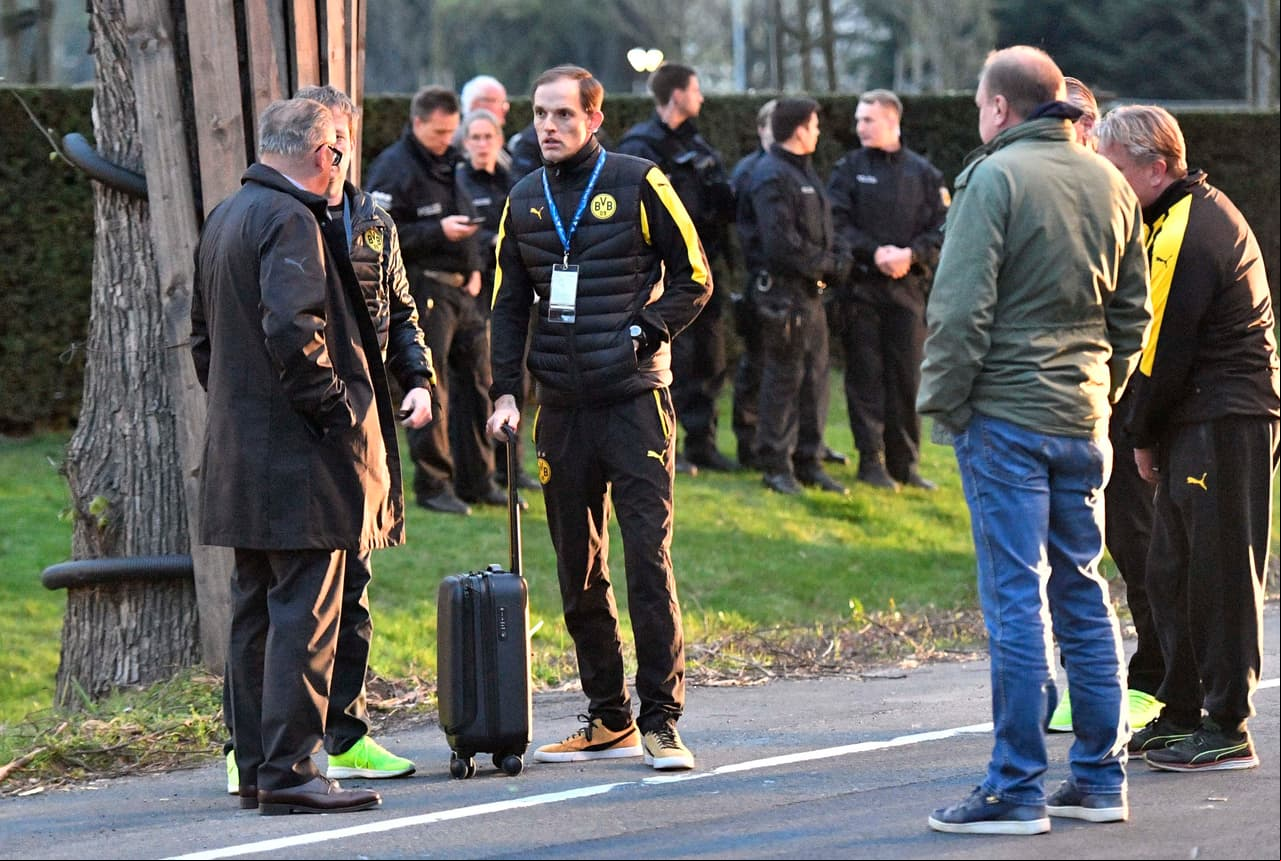 Tomas Tuchel, entrenador del Dortmund, dialogaba con las autoridades para entender lo que estaba sucediendo.