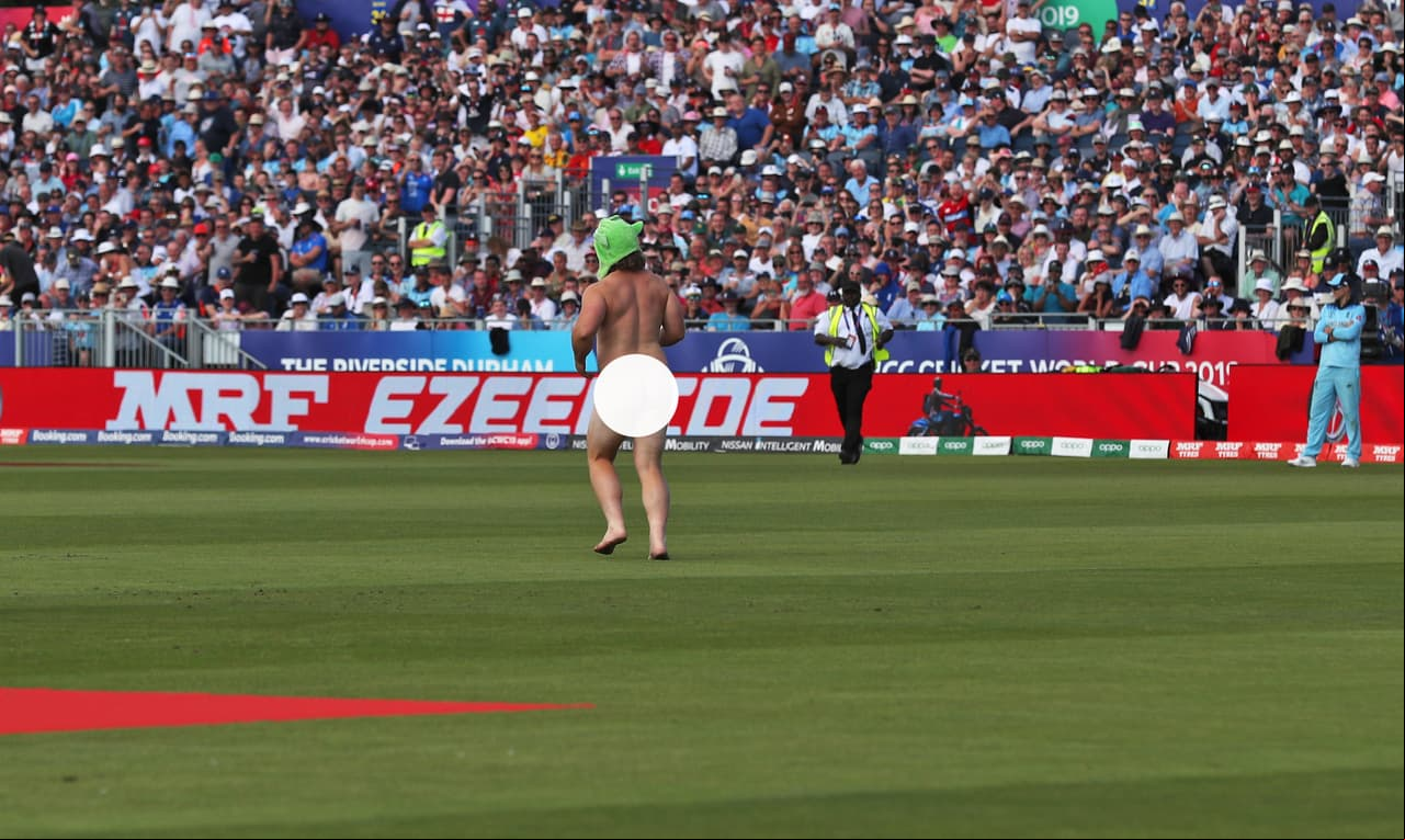 Durante el último partido de Inglaterra en la fase de grupos del Mundial de cricket, ante Nueva Zelanda, uno de los aficionados presentes en el Riverside Ground en Chester-le-Street saltó al campo desnudo para llamar la atención de todos hasta que la seguridad lo derribó y sacó.