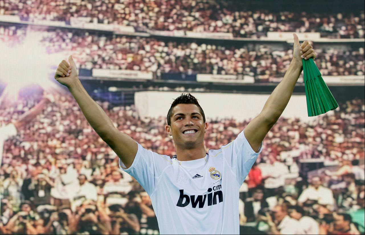 Cristiano Ronaldo €94 millones. El máximo goleador del Real Madrid llegó con bombo y platillo para enamorar y ganarlo todo con el club merengue. El que más ha rendido en los últimos 15 años.