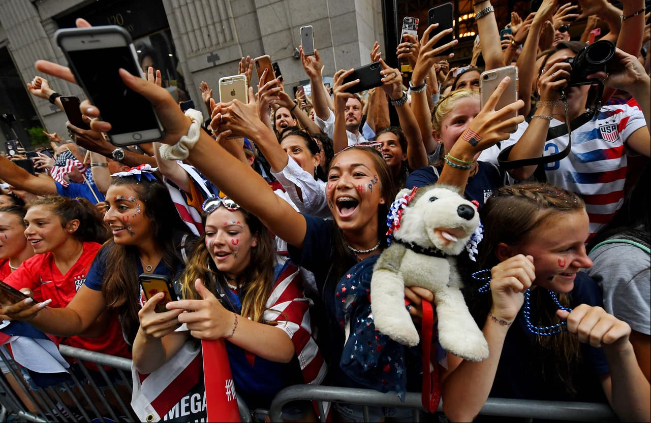 Megan Rapinoe, Alex Morgan, Julie Ertz, Allie Long, Carli Lloyd y compañía vivieron este miércoles una jornada especial en Nueva York durante el desfile de campeonas del mundo con el Team USA. Cientos de aficionados salieron a las calles de la Gran Manzana para saludar a sus heroínas.
