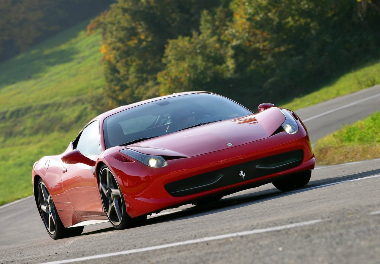 Todo garaje que se precie de lujoso debe contar con algún modelo 
<b><a href="https://www.univision.com/temas/ferrari">Ferrari</a></b>. Y el cavallino rampante dice presente en el establo de Saúl Álvarez con un 
<b><a href="https://tudn.sitiodesbloquea.com/_next/image?url=https://st1.uvnimg.com/94/ba/39097dfe4c49a31043d205dc4978/ferrari-458-italia-2011-1600-04.jpg&w=1280&q=75 1280w