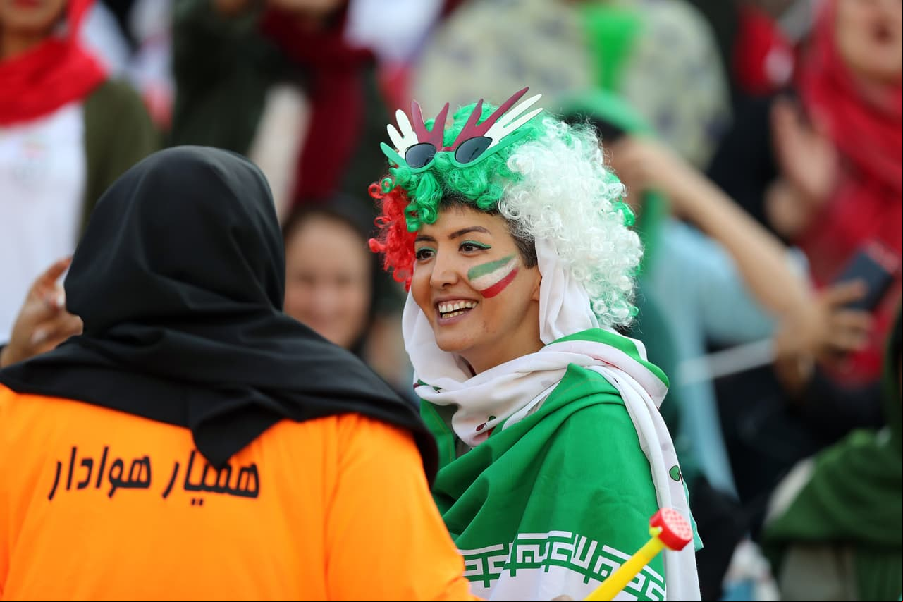 La FIFA previamente había recomendado a dicho país que permitieran el libre  a las mujeres.