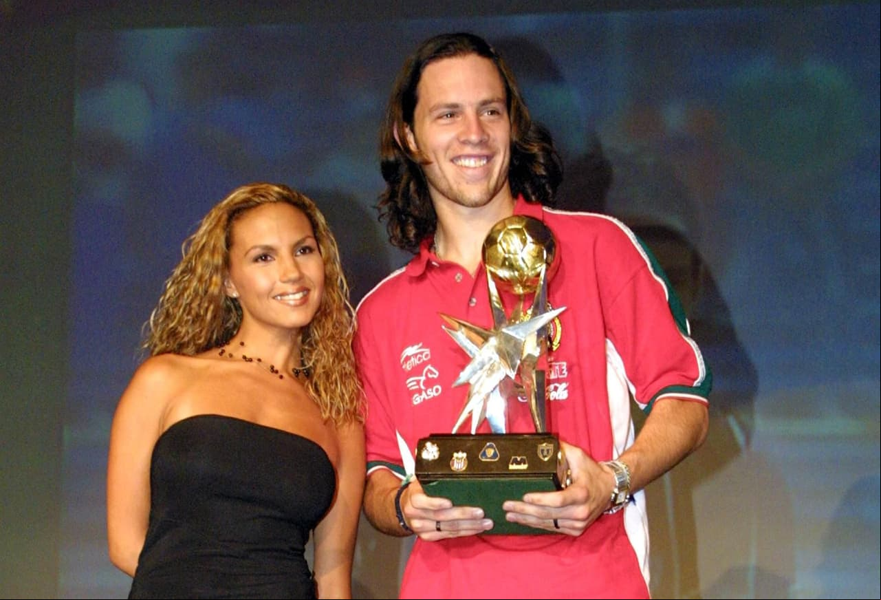 De Nigris debutó en 1999 con Monterrey y ya para 2000 recibía reconocimientos como uno de los novatos destacados en México gracias a su actuación con Rayados.
