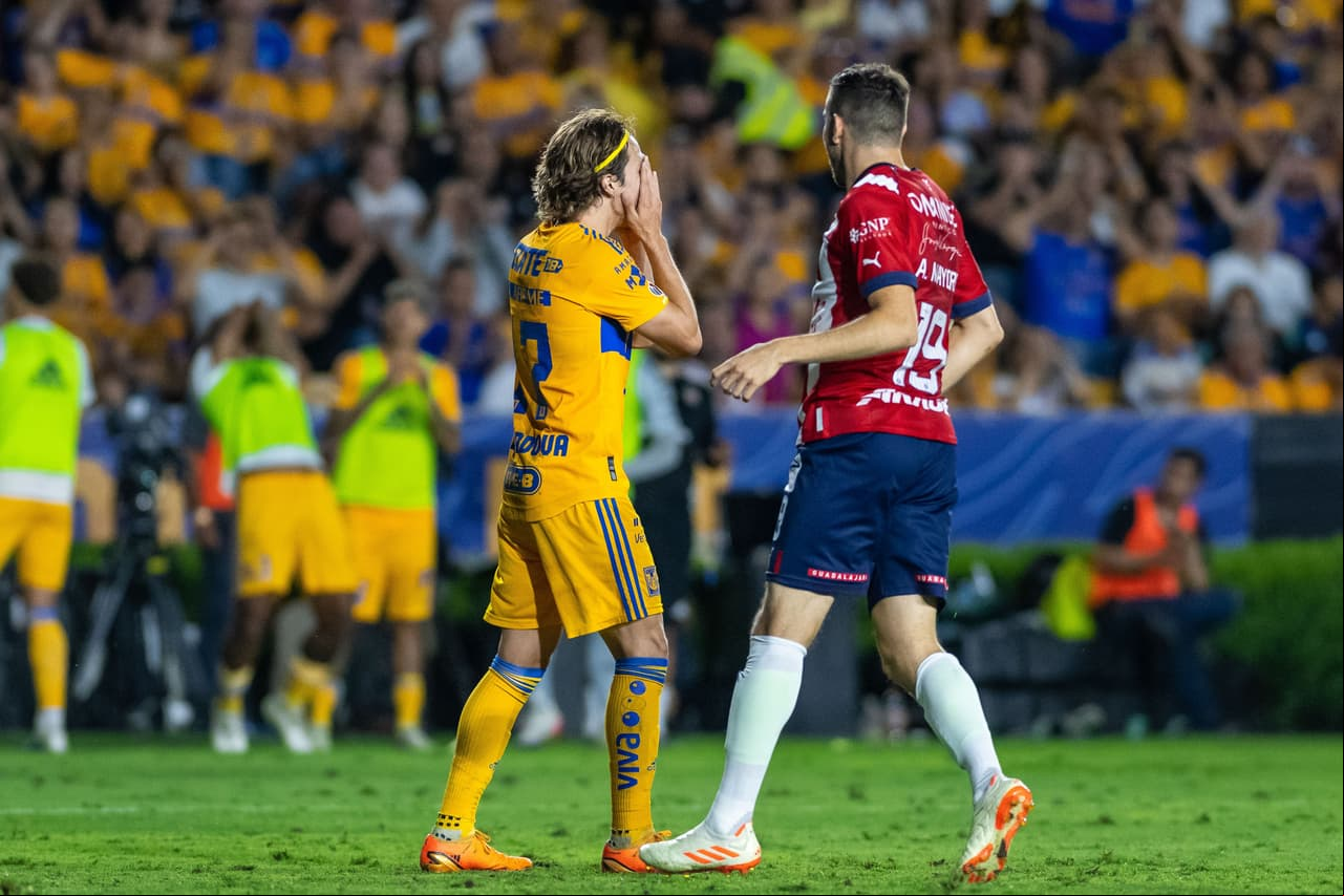 ¡Multado! Castigan a Córdova por quejarse del arbitraje en el Tigres-Chivas