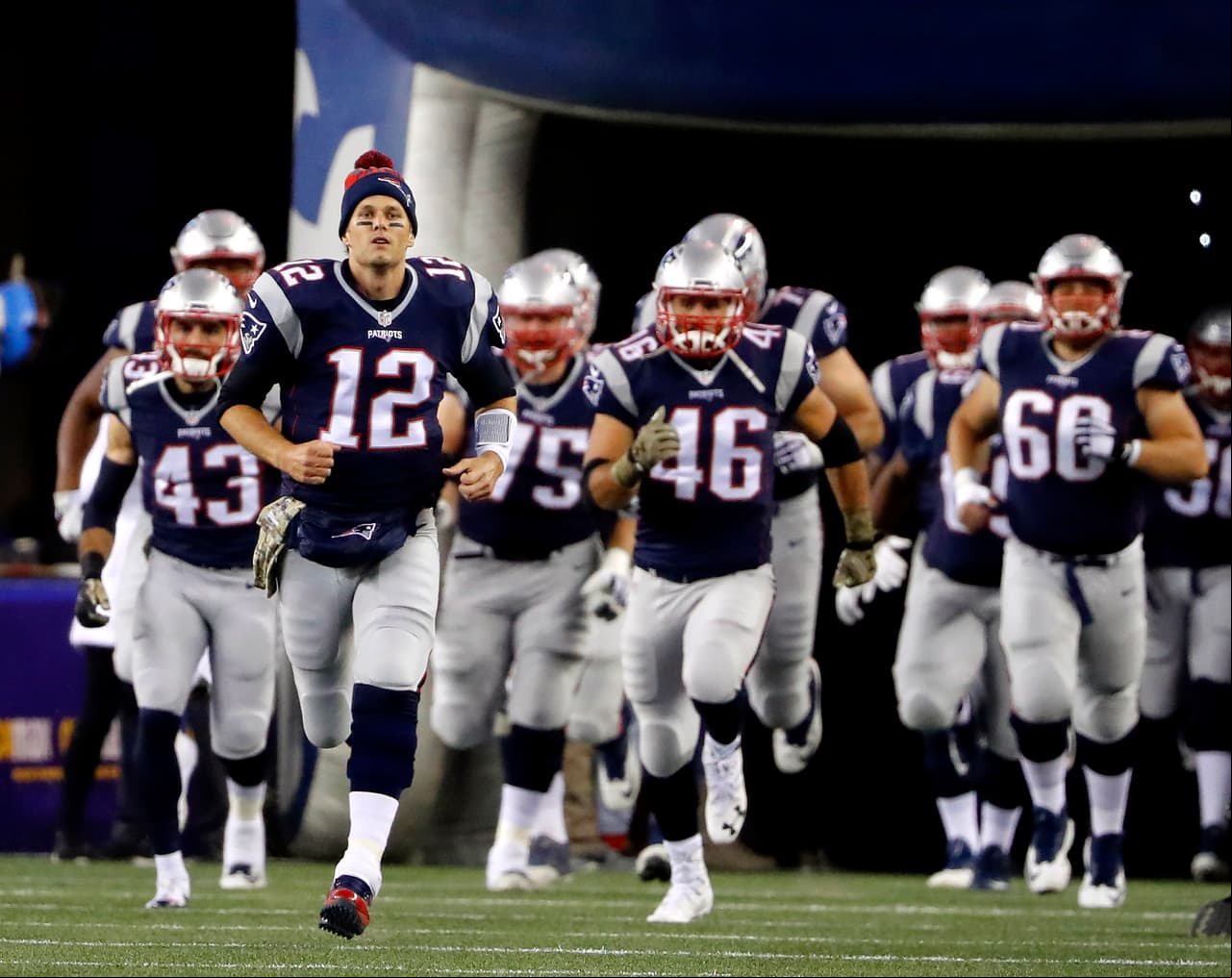New England clasificó a los playoffs como el mejor equipo de la División Este y sembrado N°1 de la Conferencia Americana con récord de 14-2. Curiosamente, las únicas dos derrotas del equipo de Boston fueron como local ante buenos conjuntos defensivos como Buffalo y Seattle.