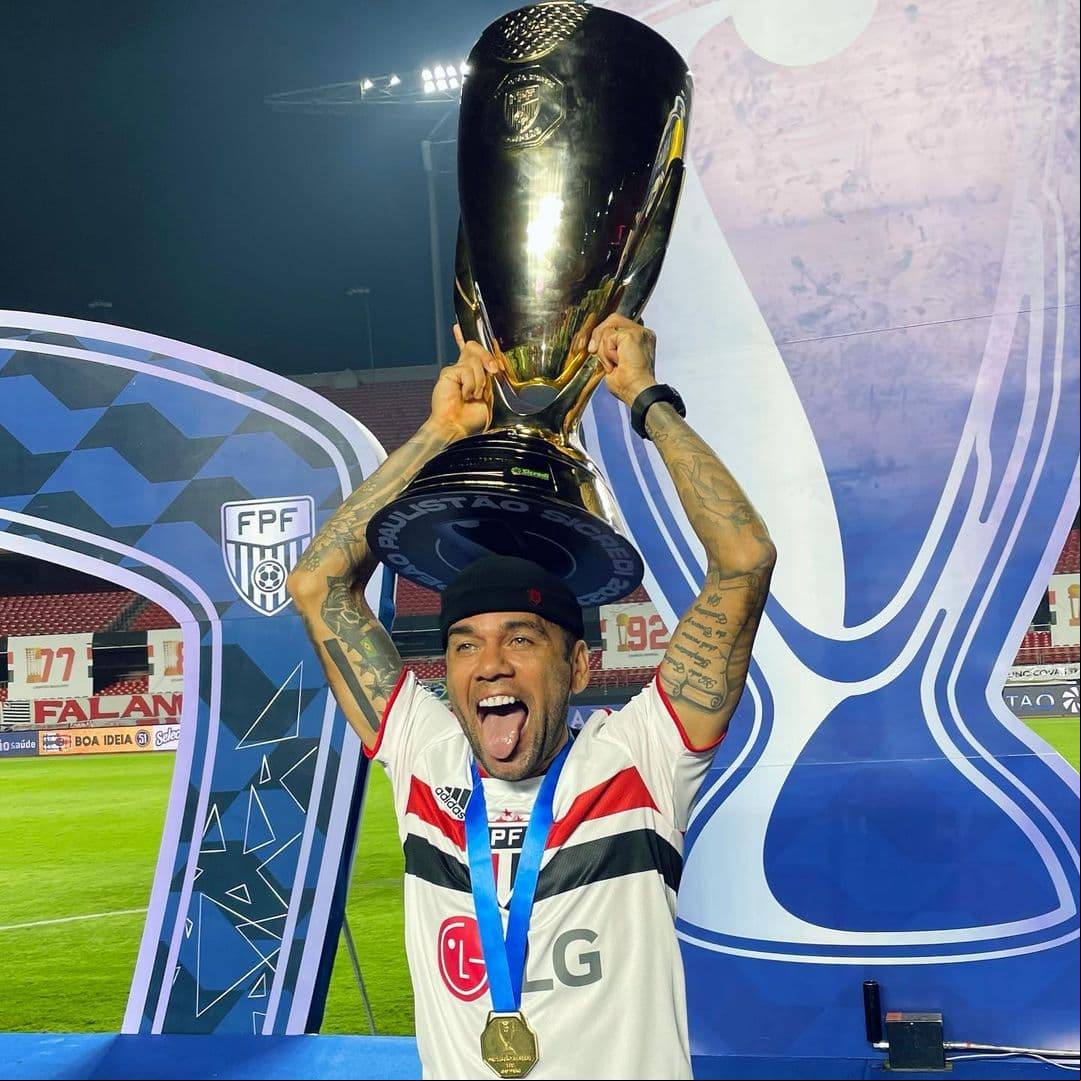 Tras 17 años y 36 títulos en Europa, Dani Alves regresó a Brasil para fichar con el Sao Paulo en el 2019 y en 2021 ganó el Campeonato Paulista para ser campeón en todos los equipos que ha militado.