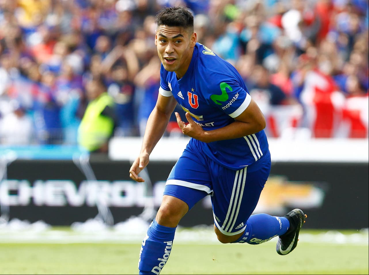 El siguiente es Felipe Mora, jugador de la Universidad de Chile, un joven delantero de 23 años y goleador de su equipo con 17 anotaciones.