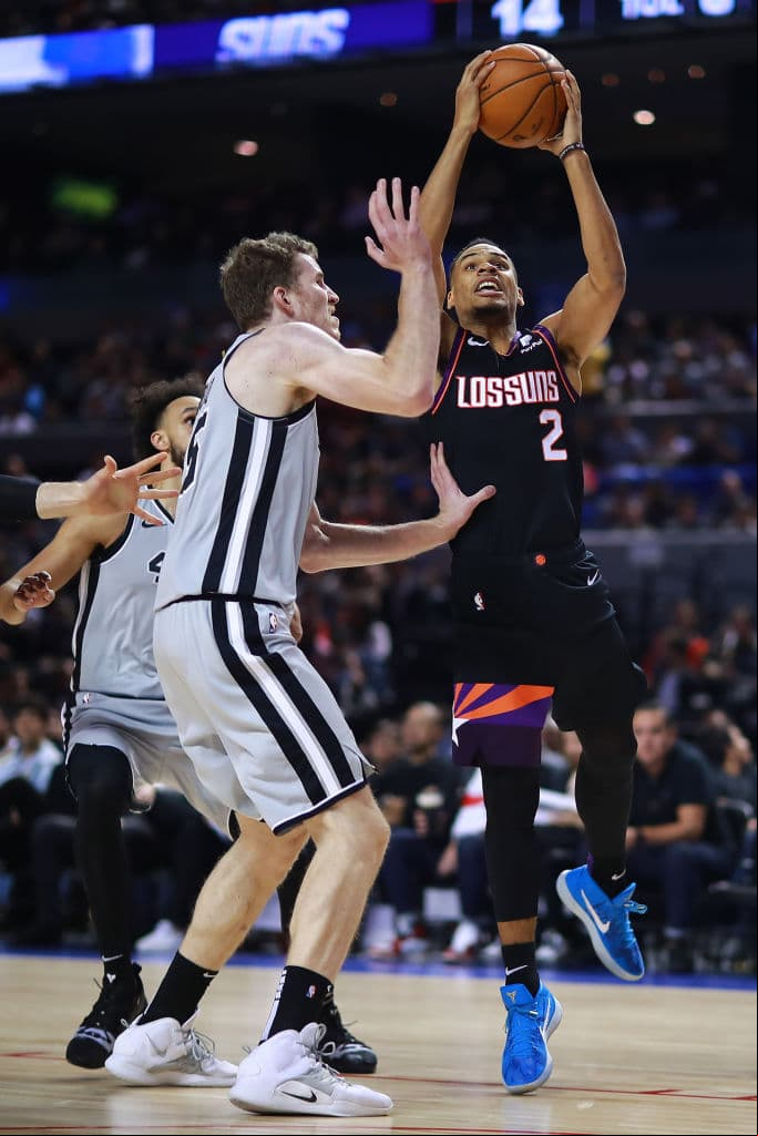 Con una gran actuación de Patty Mills, Los Spurs ganan a los Suns en México 121-119.