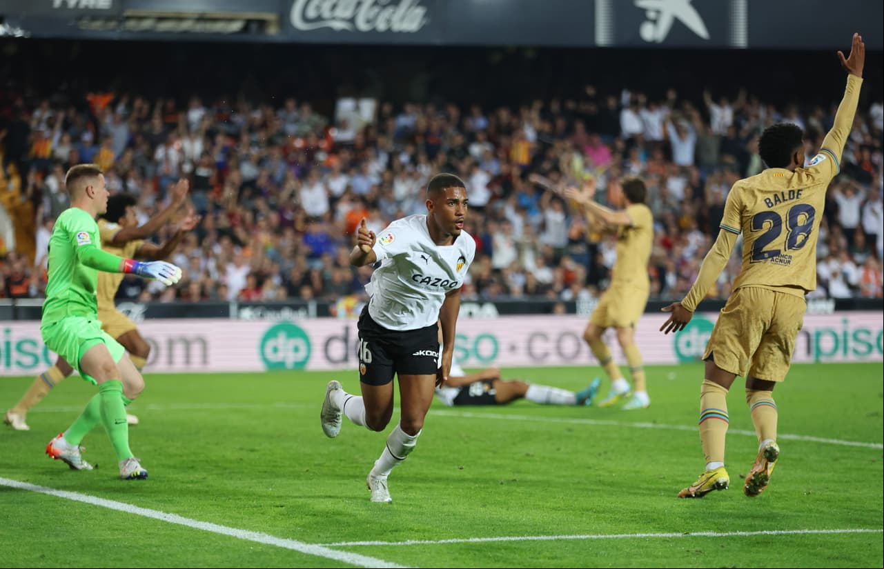 Barcelona venció de último minuto 0-1 al Valencia en Mestalla con un gol cardíaco de Robert Lewandowski; los Chés perdieron a Cavani por lesión.