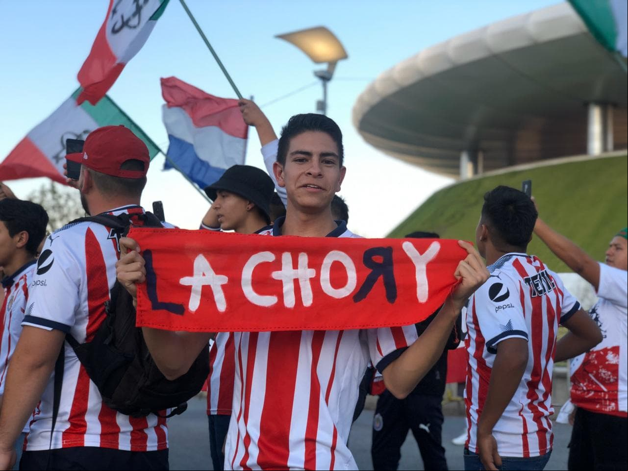 El 11 de enero volvió la actividad para Chivas en el Clausura 2020. En las afueras del inmueble se preparó carnita asada, banderas y mucho apoyo por parte de los aficionados del Rebaño Sagrado y los Bravos de Juárez.