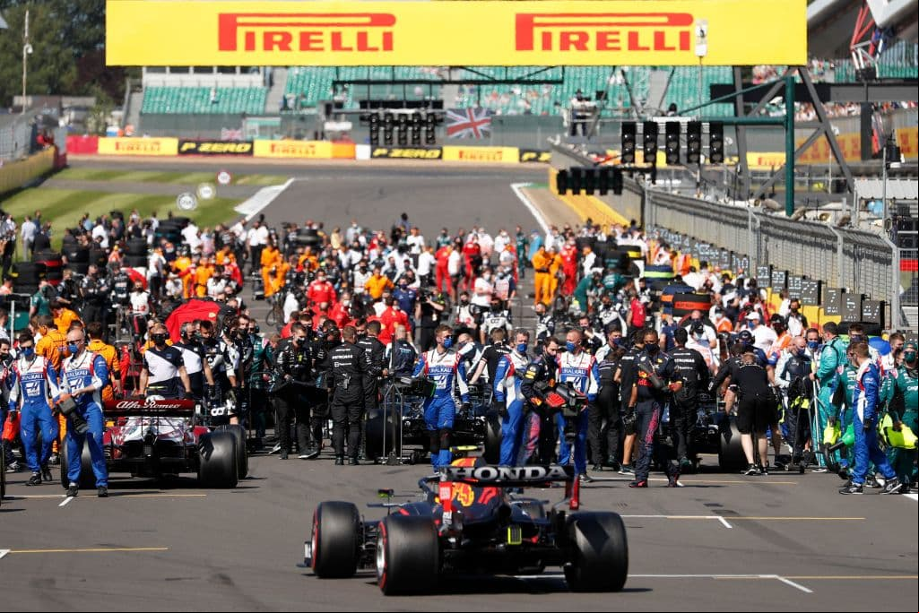 Sergio Pérez saldrá desde la posición número 20 del Gran Premio de Gran Bretaña de Fórmula 1 luego de que su automovil fuera retirado en la última vuelta de la Carrera Sprint tras un trompo que pudo terminar en accidente. La carrera sprint fue conquistada por su compañero equipo en Red Bull, Max Verstappen.