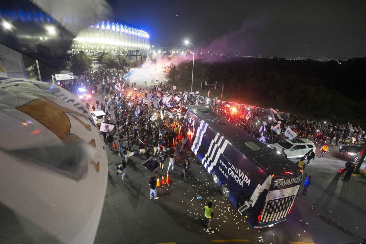 Seguidores de Rayados y Águilas apoyan a tope para la Final de ida de la Liga MX.
