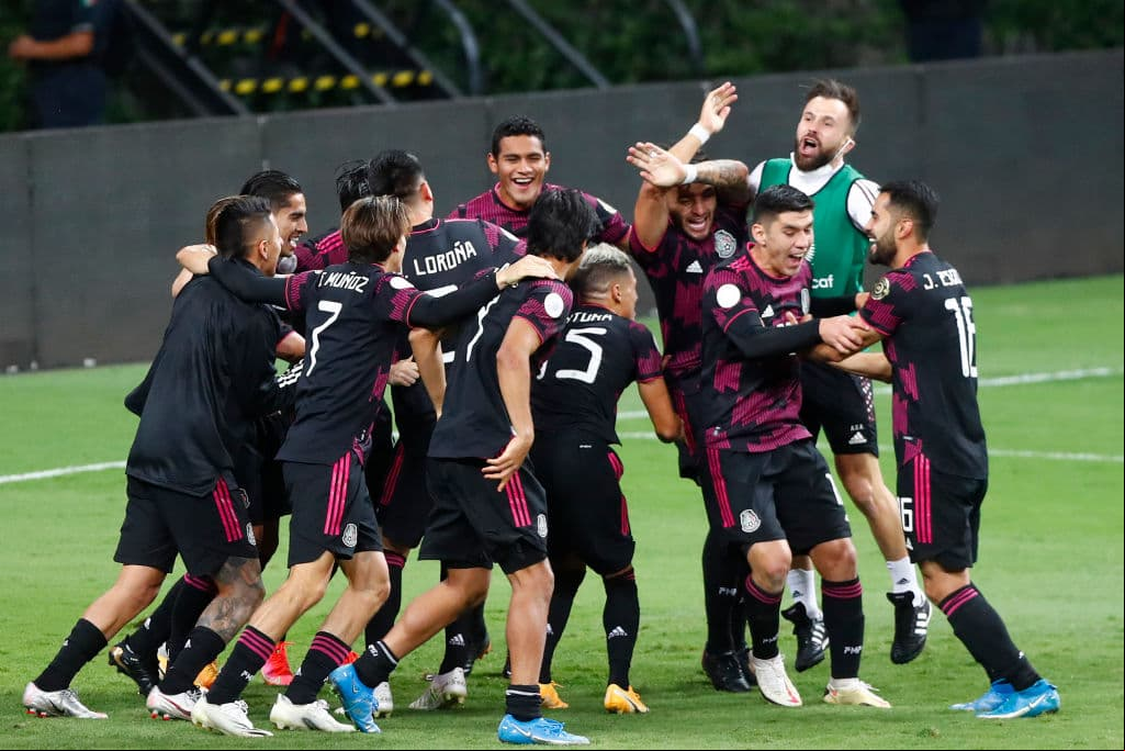 México celebra en el EStadio su Jalisco su tercer título al hilo del Preolímpico masculino, Alexis Vega recibió el Balón de Oro al mejor jugador del troneo y Sebastián Córdova se quedó con la bota de oro luego de quedar como campeón de goleo del certamen.